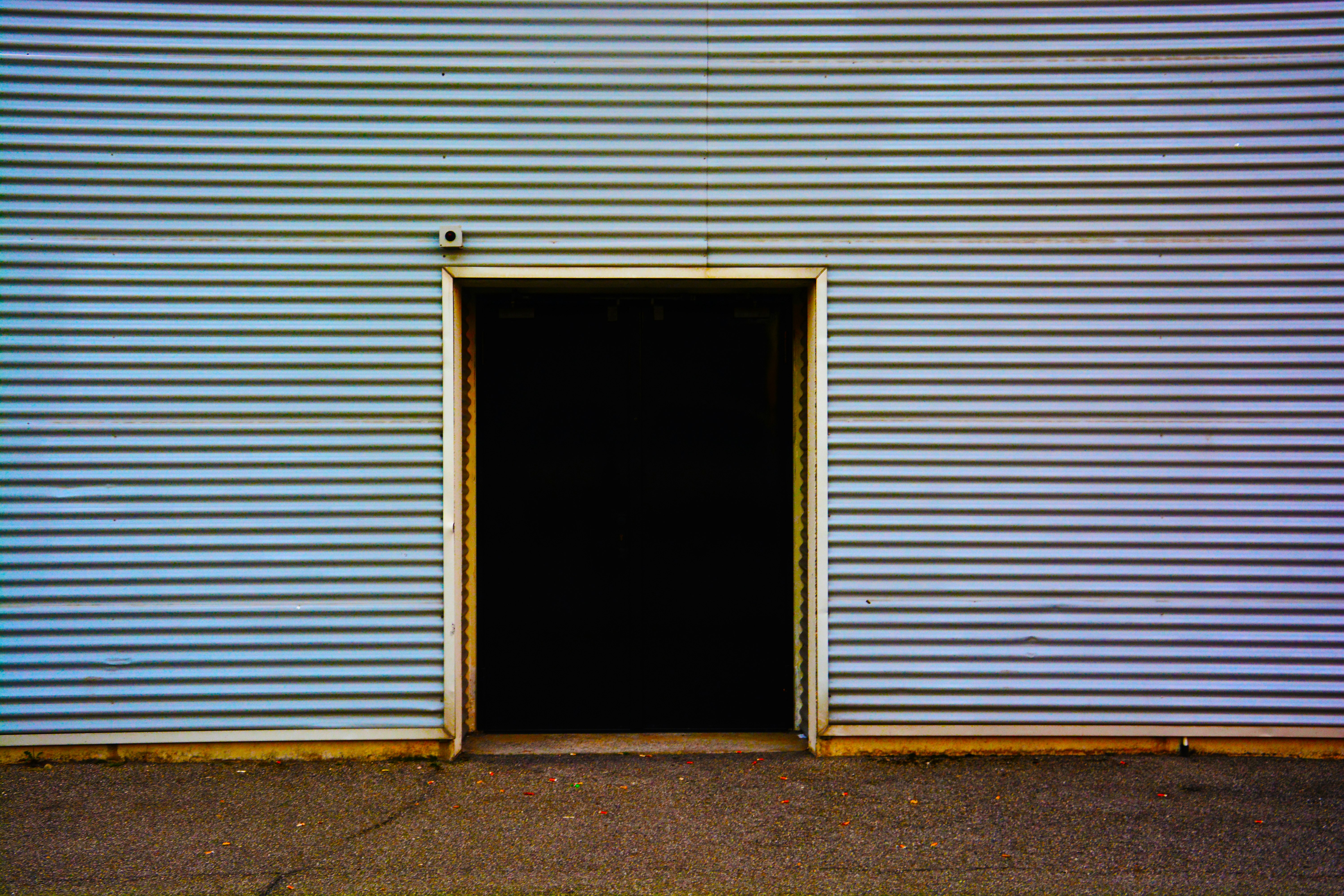 close-up photography of gray building during daytrime